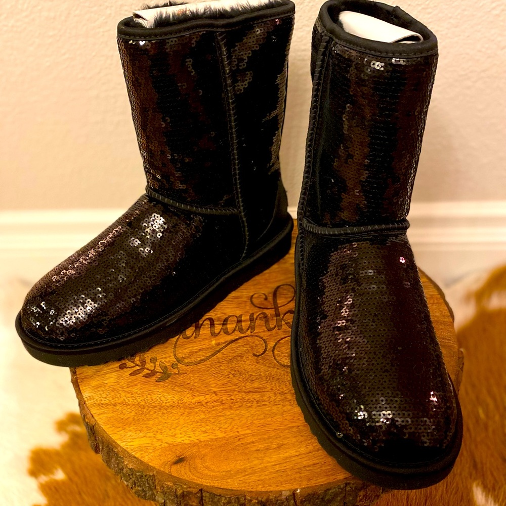 Sequence black short UGG boots size 7